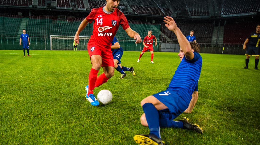 Fußballspiel zwischen zwei Mannschaften im Stadion